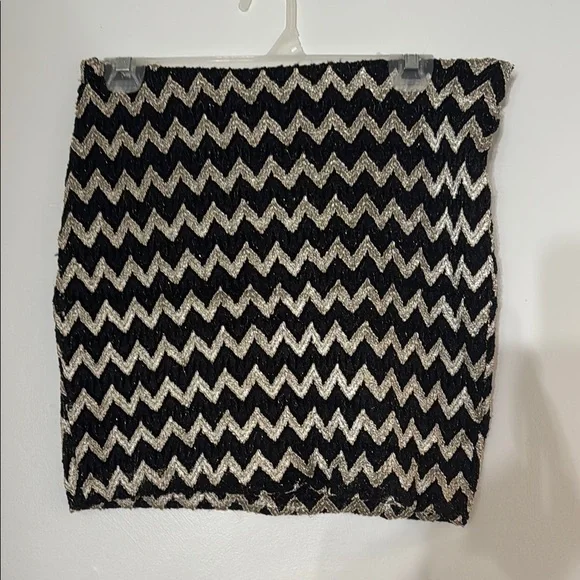 Black and Cream Zigzag Skirt - Picture 2 of 4